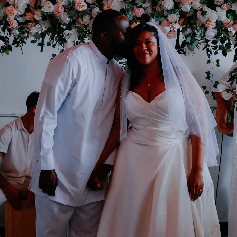 Pre-Loved Elegant White Wedding Dress $500